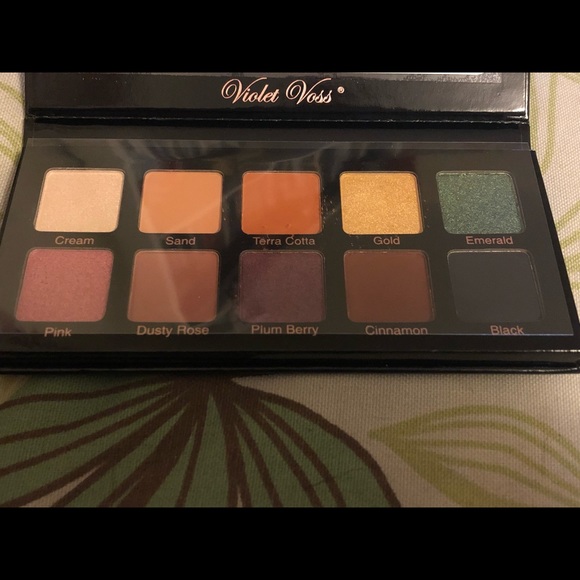 Violet Voss Essentials Palette - Picture 2 of 2